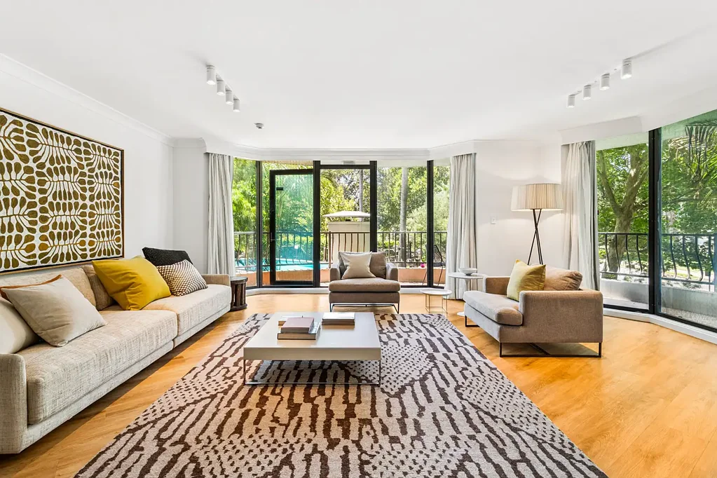 Rushcutters Bay 3房 标志性Bayswater建筑 宽敞141平米 翻新厨房Bosch电器 朝北环绕阳台 三卧带套间 游泳池花园共享 电梯直达车库 House-sized harbourside living in the landmark `Bayswater'