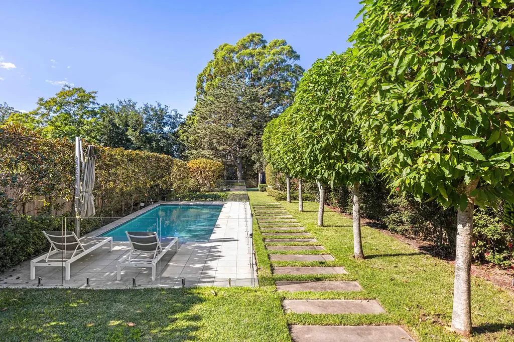 Hunters Hill 4ਬੈੱਡਰੂਮ Modern family living, 917sqm of land, sunny private landscaped grounds, pool, double garage plus more.