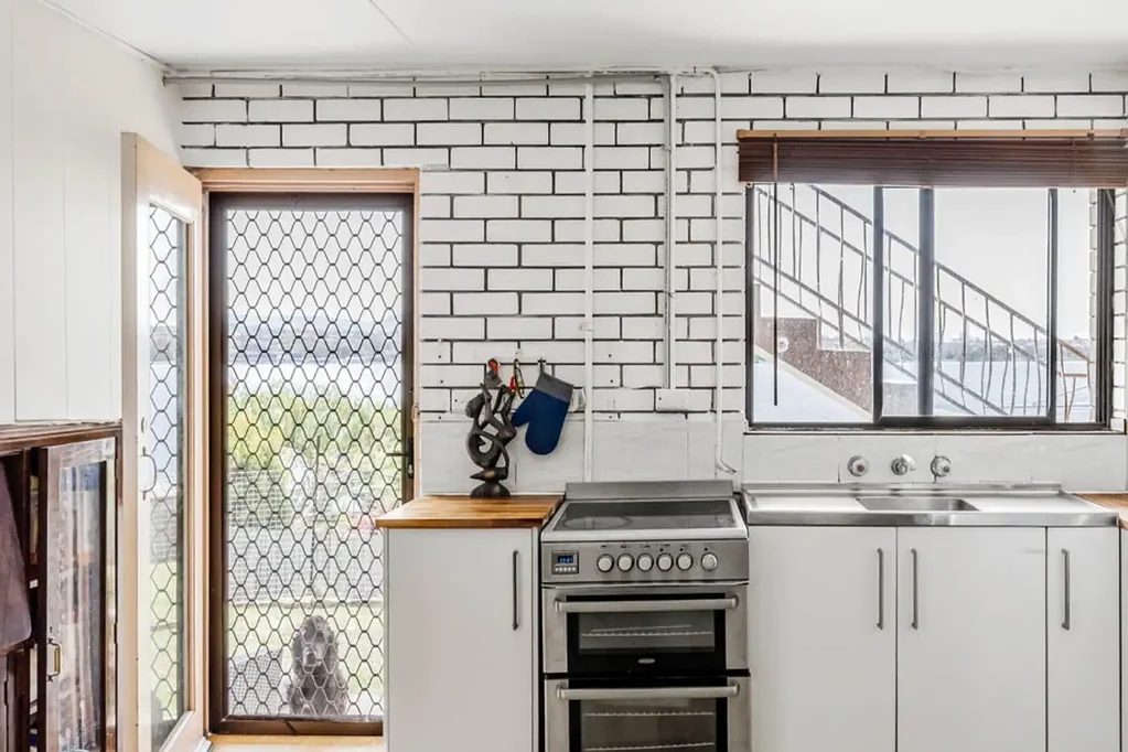 WATERFRONT GRANNY FLAT