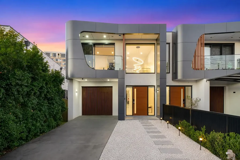 North Ryde 5Zimmer Double Brick Near New Duplex Offering Space, Luxury and Convenience