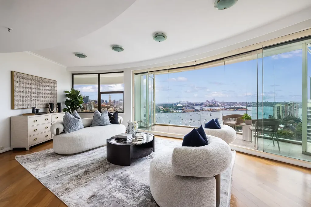 Exclusive Whole-Floor Harbour Residence With Breathtaking 36