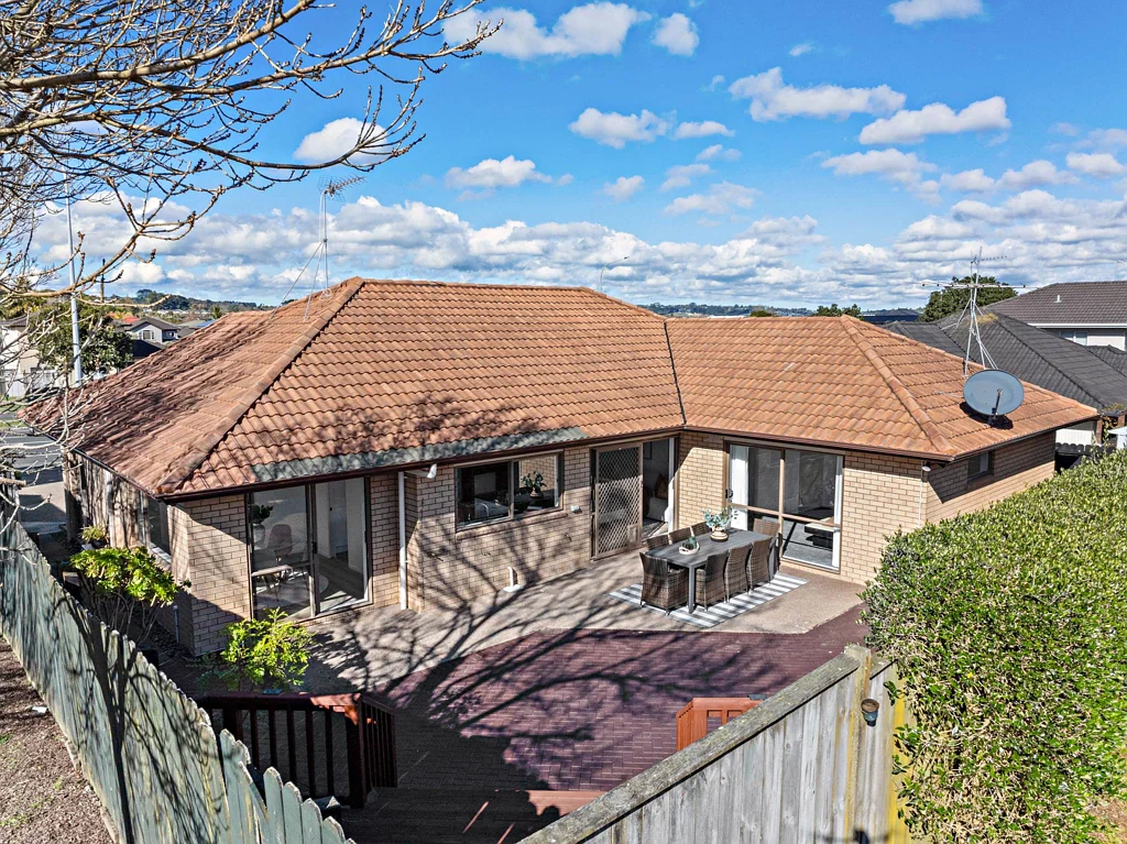 East Tamaki 6 Bedroom She’s Clever. She’s Caring. She’s Capable.