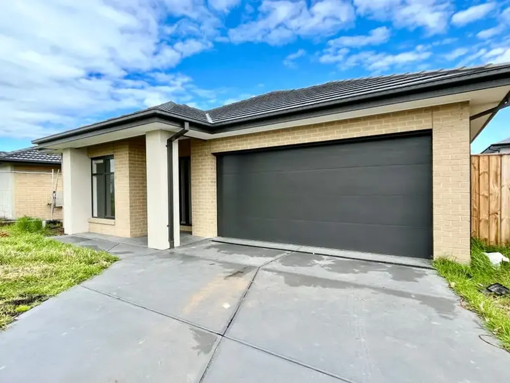 Spacious Family Home in a Prime Cranbourne East Location