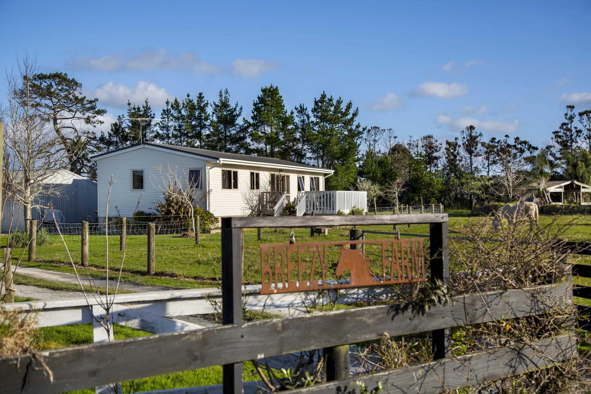 Helensville 4 Slaapkamer 10+ Acres of Flat Land - Priced Well Below CV!
