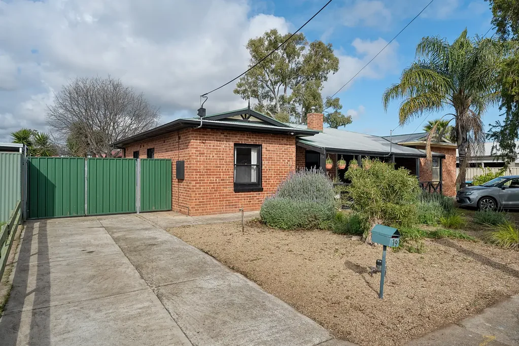 Northfield 3Phòng ngủ Original Pine Floors, Updated Rooms and a Proper Backyard