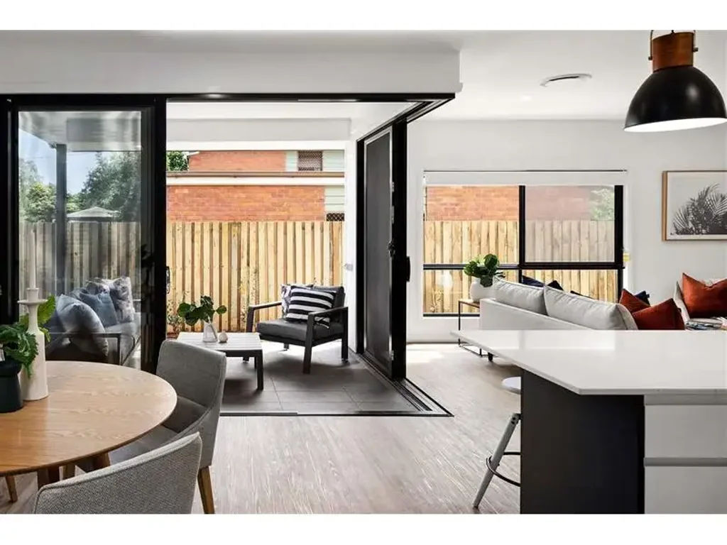 Spacious Modern Townhouse; Ducted AC throughout