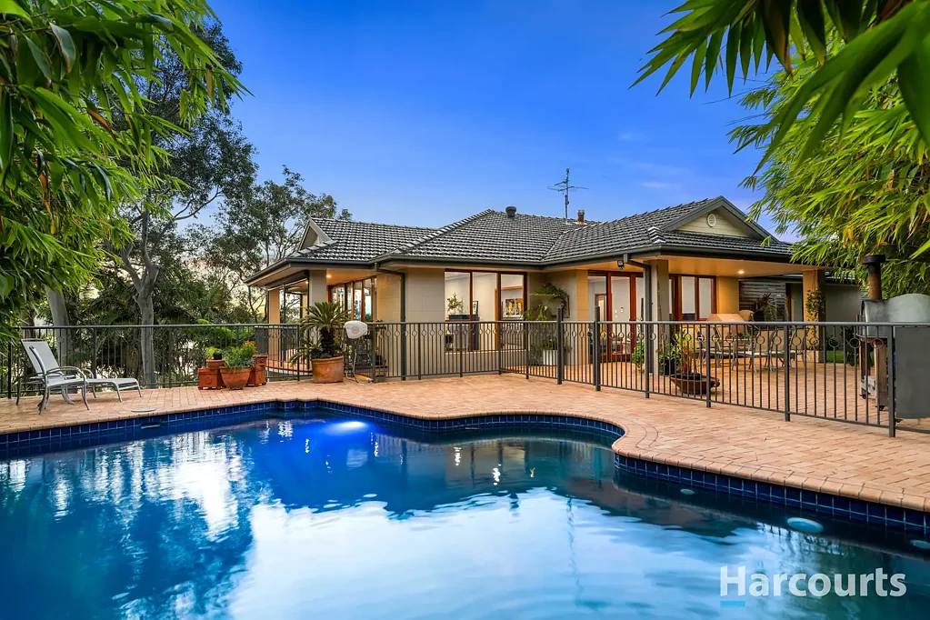 Eleebana 5ਬੈੱਡਰੂਮ A grand family home with connecting lift and knockout lake views