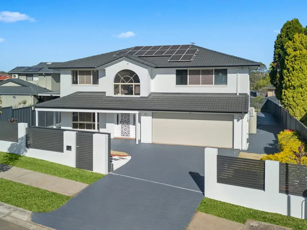 Eight Mile Plains 5 Slaapkamer Sprawling 2-storey on a big block with huge potential!