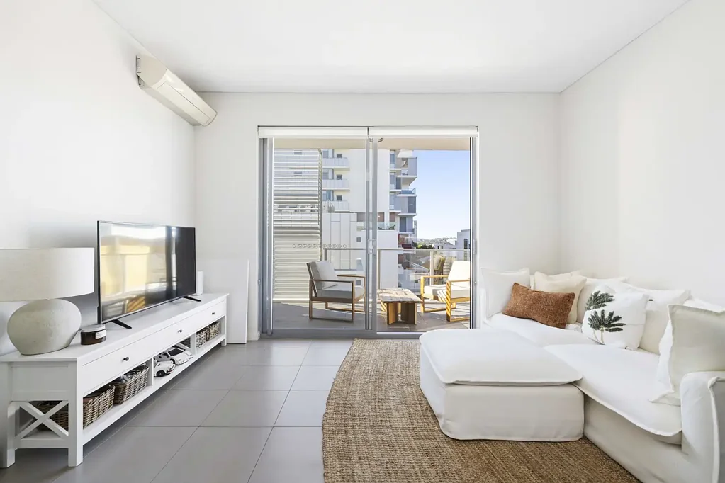 Balgowlah 1 Bedroom Top floor sanctuary with an entertainer's rooftop and village convenience