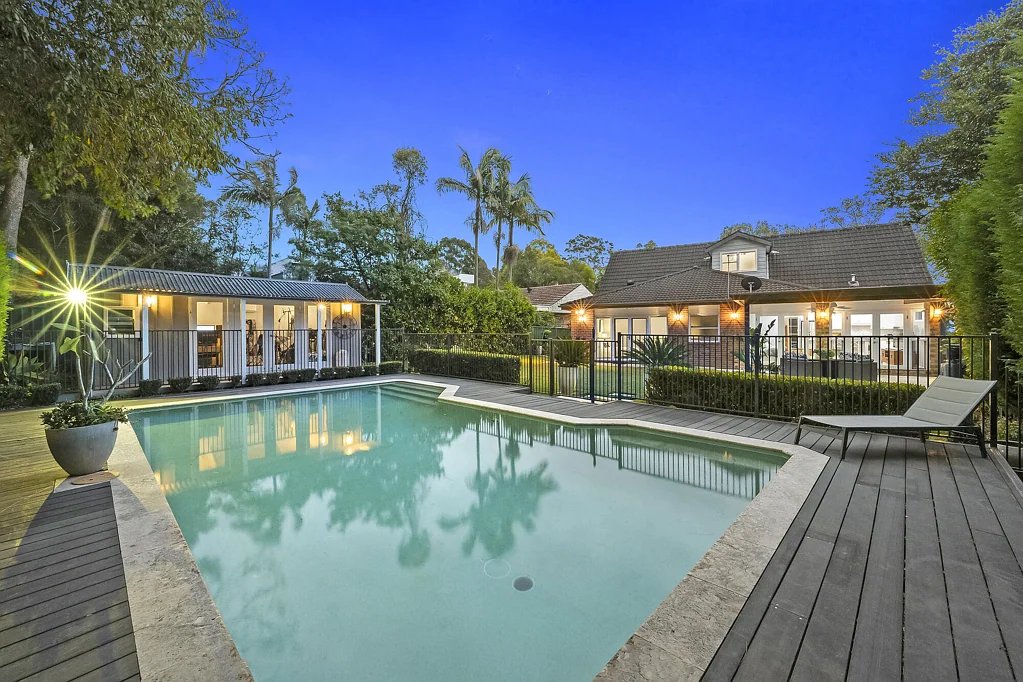Turramurra 4房 永恒魅力，现代生活，以及应有尽有的后院 Timeless appeal, modern living, and a backyard that has it all