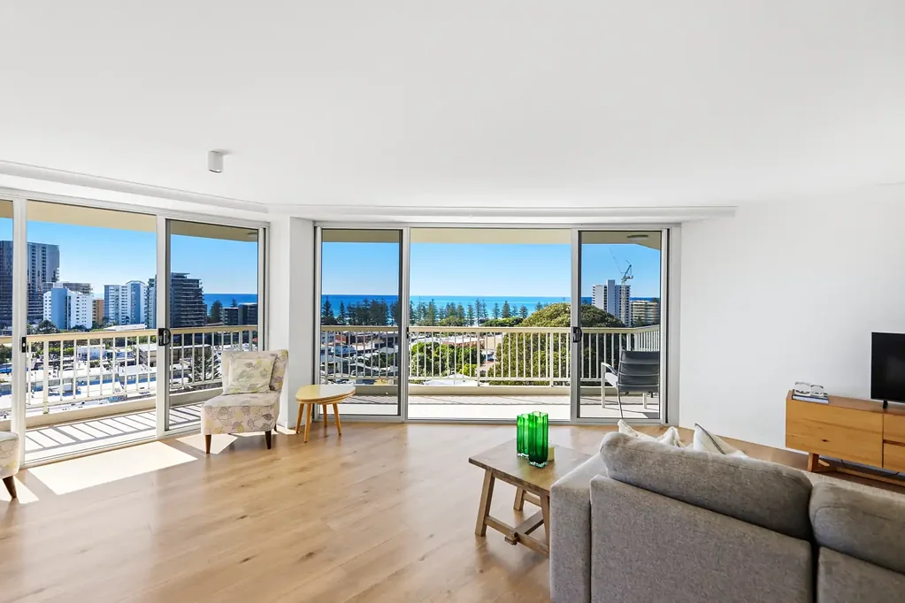 Burleigh Heads 2房  WHOLE FLOOR LIVING IN SOUGHT AFTER 'COLVILLEA'