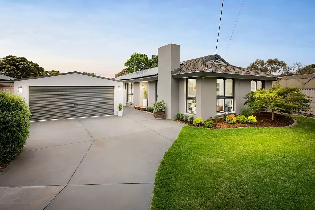 Pearcedale 4房 四卧温馨住宅 混合地板砖墙 下沉客厅壁炉 后部活动区 多功能厨房 四卧带柜 主卧露台 套件浴室 大型露台 篝火区 新花园 便捷社区 步行学校 商店交通 The Brief: Spacious family living with multiple entertaining zones