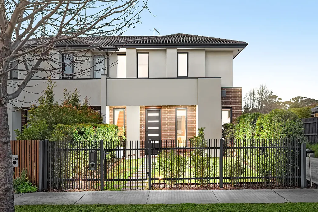 Clarinda 2Moenga Streetfront Style, Space & Effortless Living