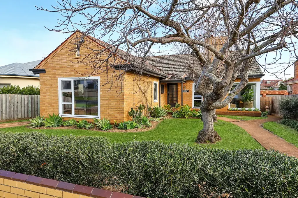 Warrnambool 4कमरा BEAUTIFULLY RENOVATED CENTRAL 1960's CLASSIC ON A LARGE 880m2 BLOCK
