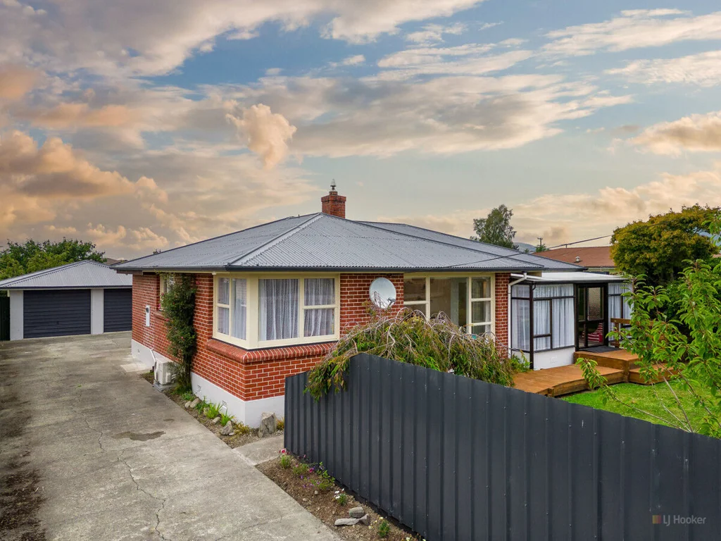 Freshly Renovated 3-Bedroom Home with Sunroom, Double Garage
