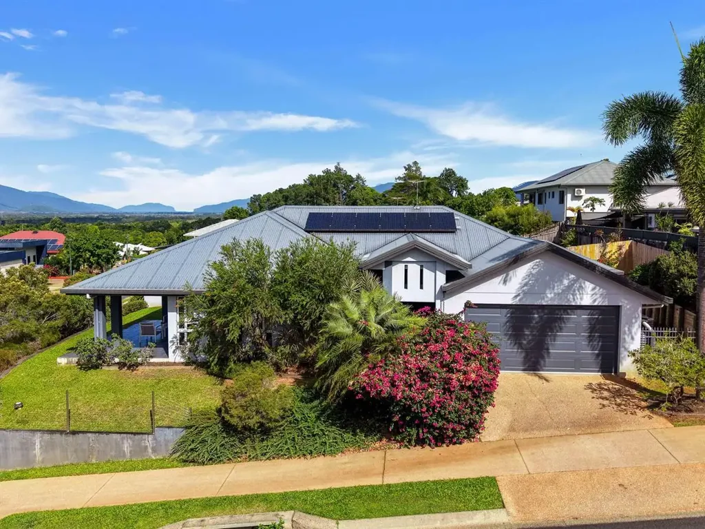 Mount Sheridan 4ห้องนอน Elevated, Private Living with Hinterland Views
