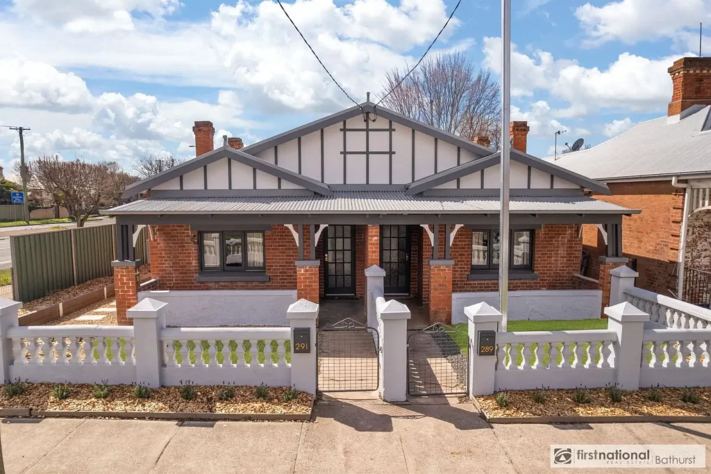 Bathurst 6房  Two Homes. One Title. An Opportunity Like No Other.