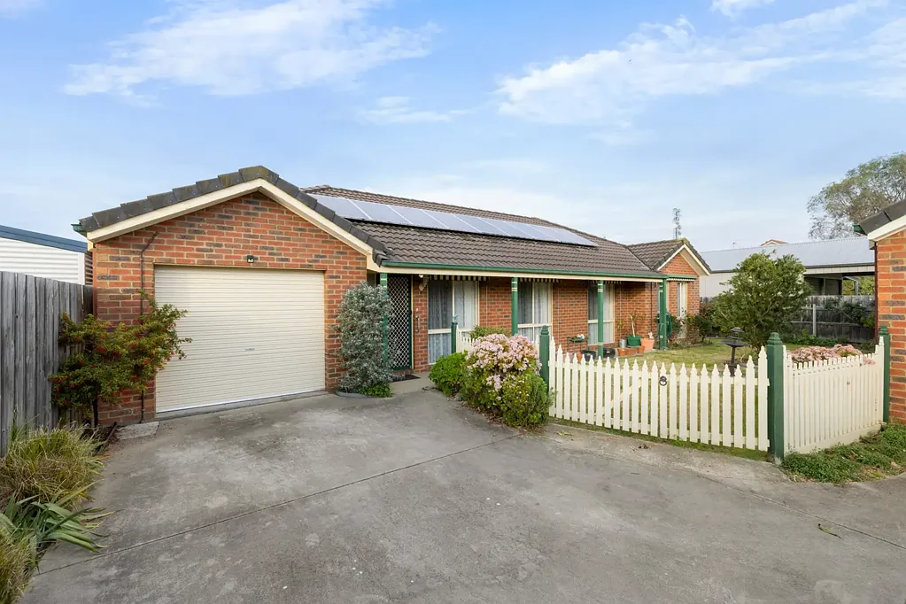 Bairnsdale 3 Bedroom Downtown, Solid & Spacious