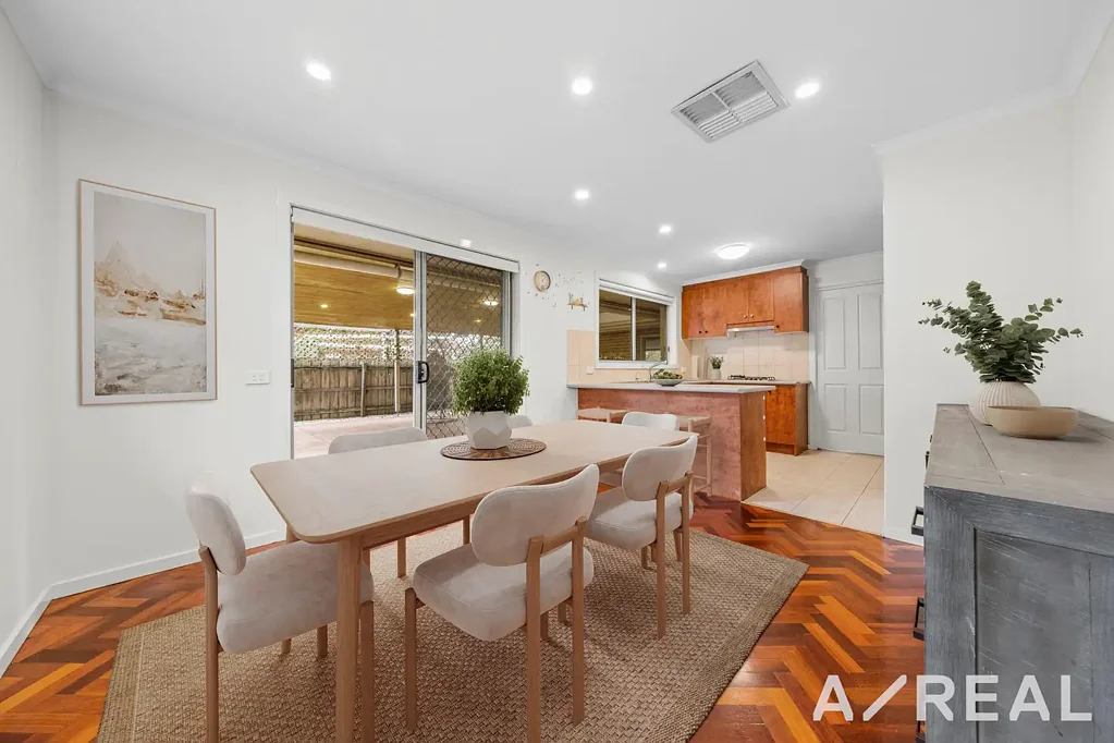 Spacious Family Home Opposite Westfield Plenty Valley & South Morang Station