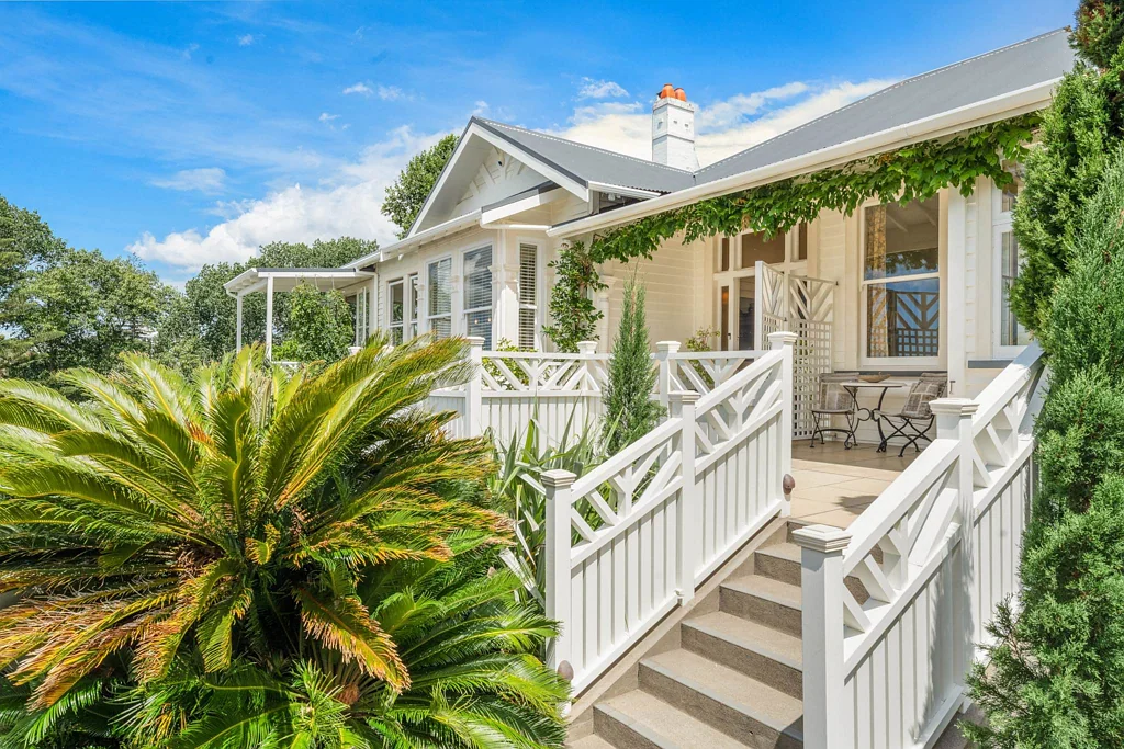 Parnell 8房 30年一遇！气派主屋+3套flats，顶级双校网内， Rangitoto 景致尽收眼底！ Grand Character Home & Income Villa Like No Other