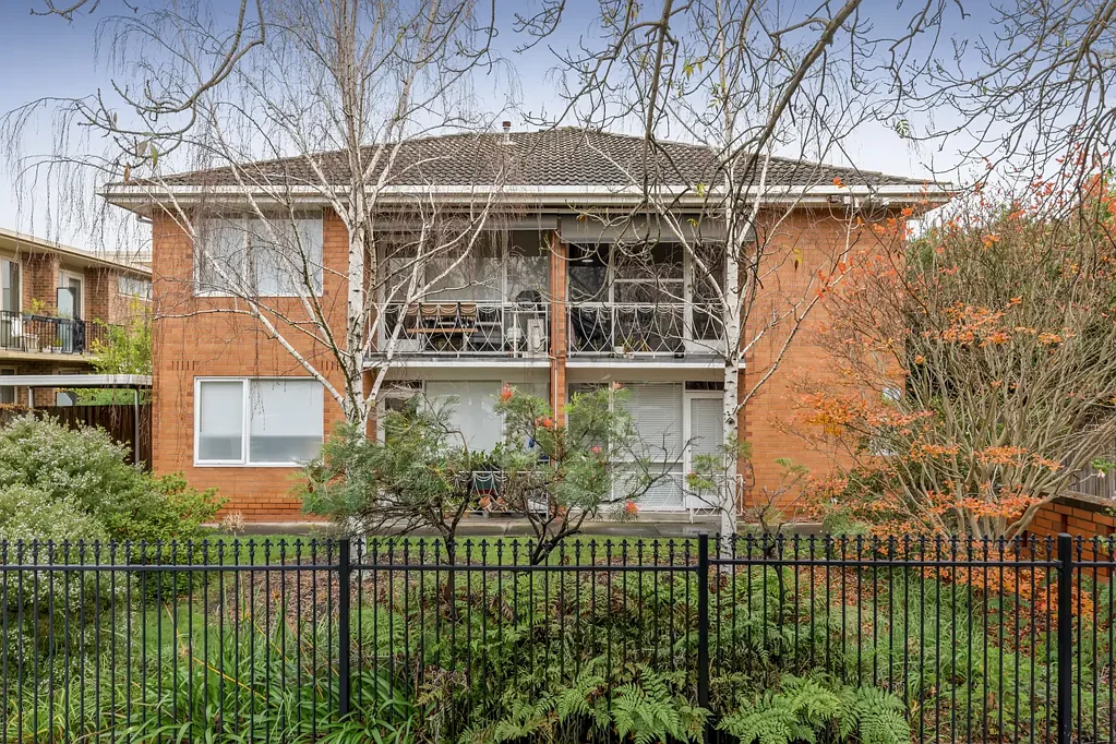 Elsternwick 1房 著名街道宁静专属 60年代安全建筑 阳光充沛朝向 成熟绿植环绕 步行日常必需品 A Peaceful Hideaway in Elsternwick’s Best Street