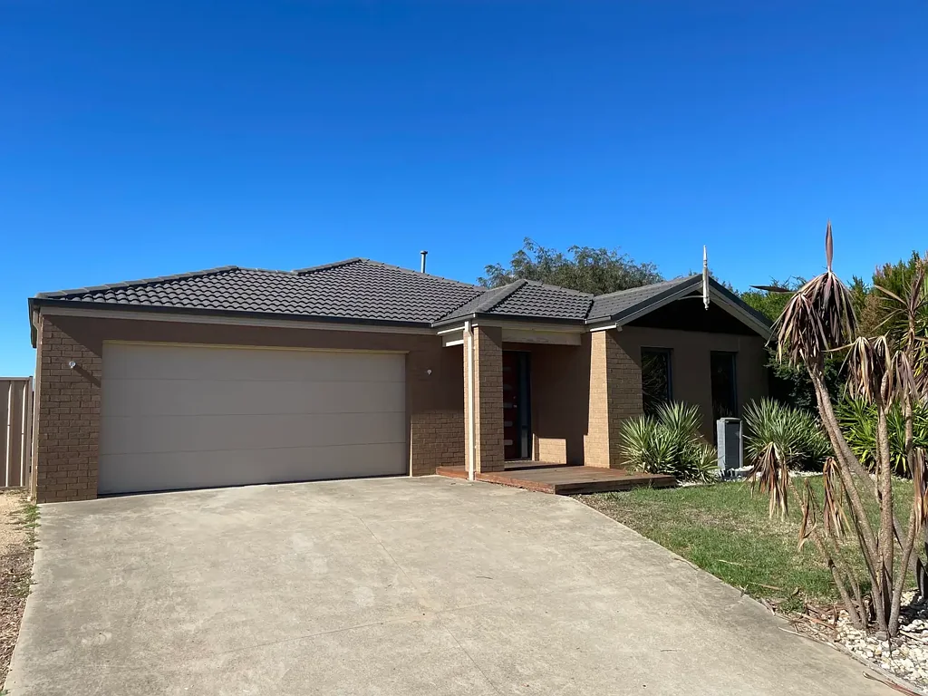 Modern & Light Filled in Kialla Lakes!
