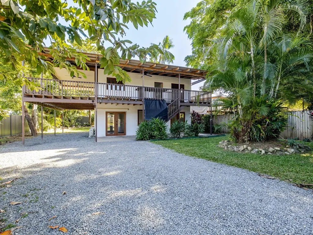 HIGH-SET QUEENSLANDER WITH MESMERISING VIEWS