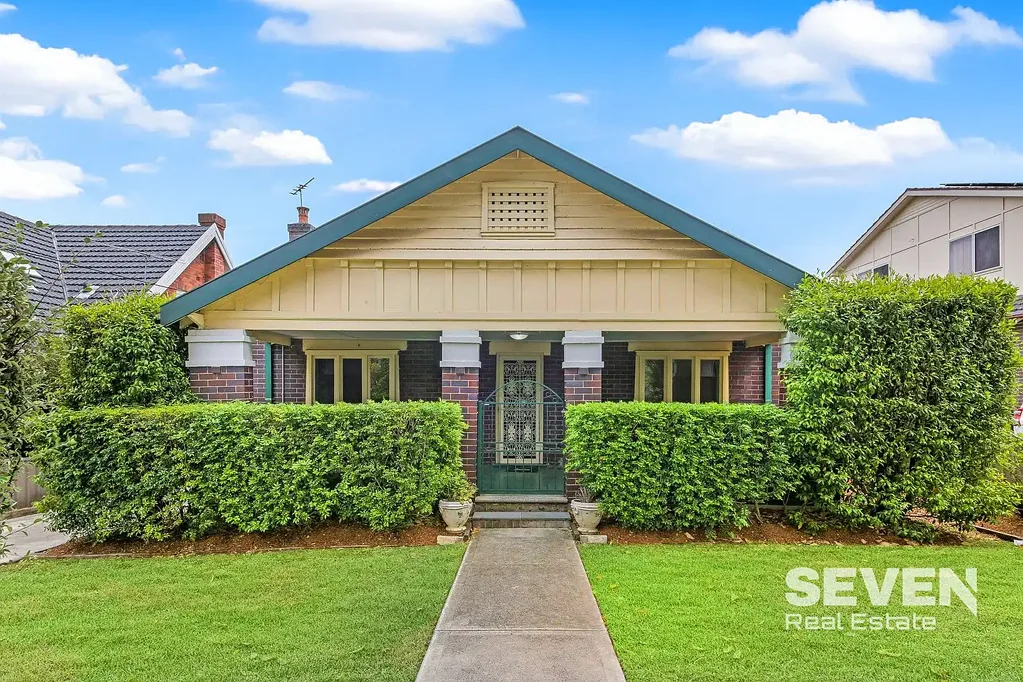 CLASSIC FAMILY HOME WITH POOL