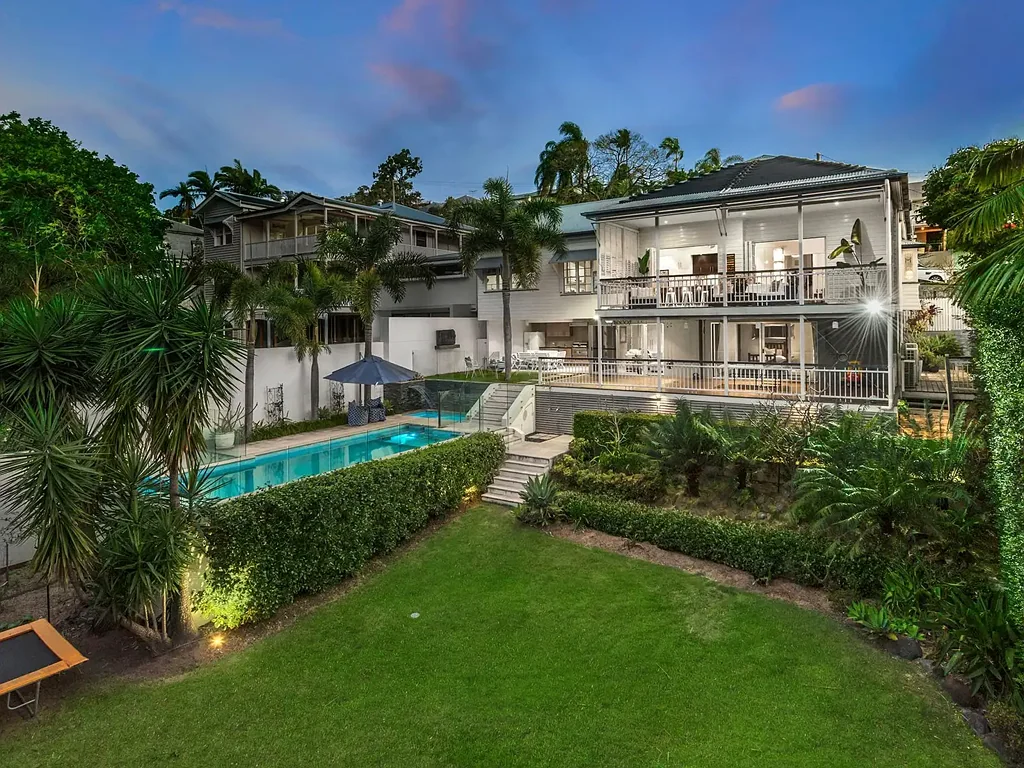 Elegant Family Home in Prestigious Hamilton Locale - Garden & Pool Maintenance Incl.