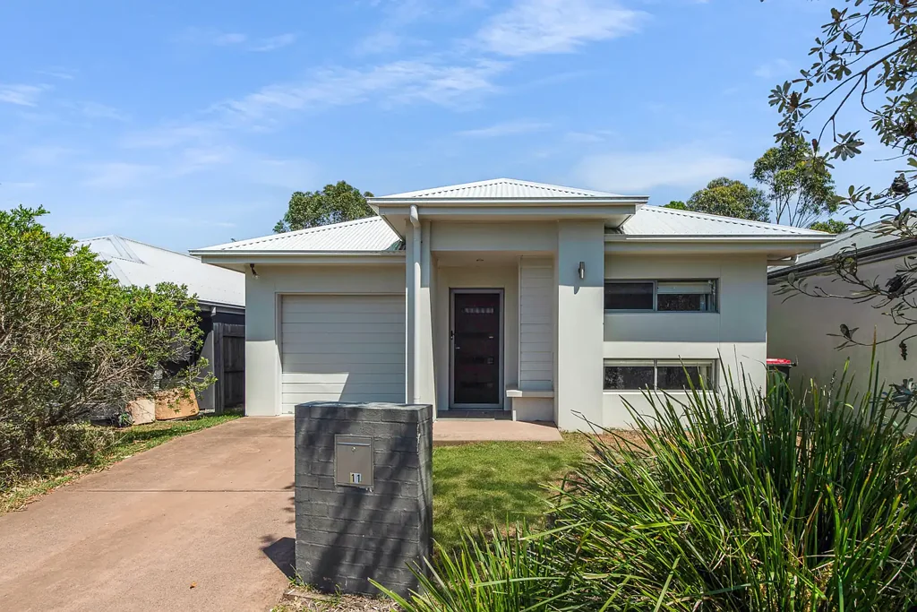 MODERN 3 BEDROOM HOME GREAT LOCATION