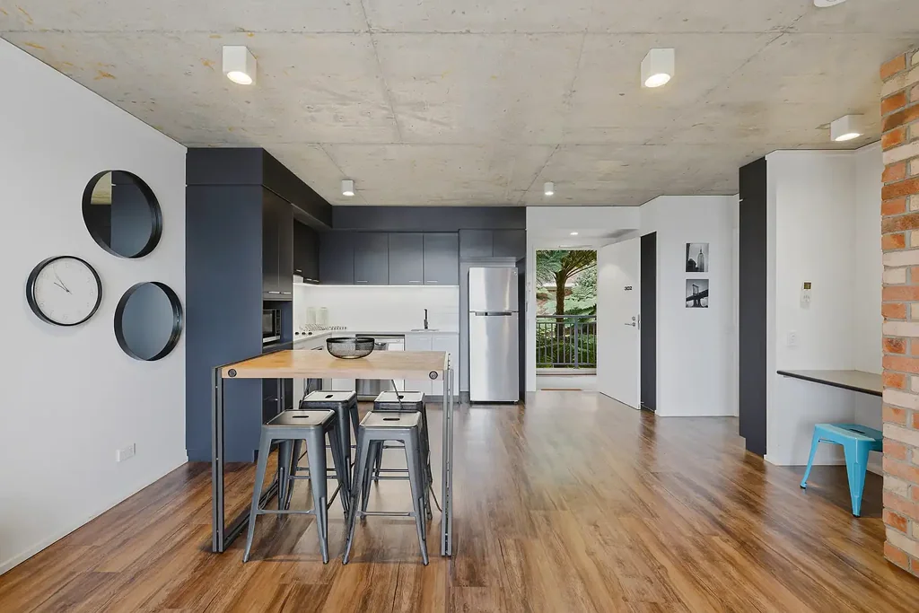 Varsity Lakes 1房  Vacant, Fully Furnished & Ready to Move In  !!!