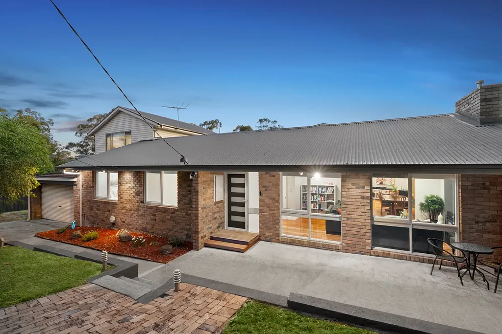 Rowville 3房 现代厨房900mm炉灶 开放式起居露台相连 二楼绿树景致卧室 全屋抛光木地板 分体冷暖 Rowville宁静角落 Stunning Renovation with Sophisticated Family Appeal