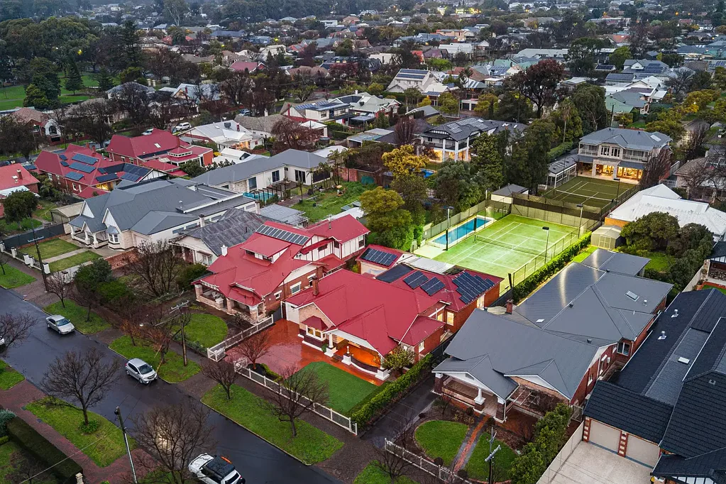 Tusmore 5房  Californian Bungalow with Pool, Court & Inner-Eastern Status.