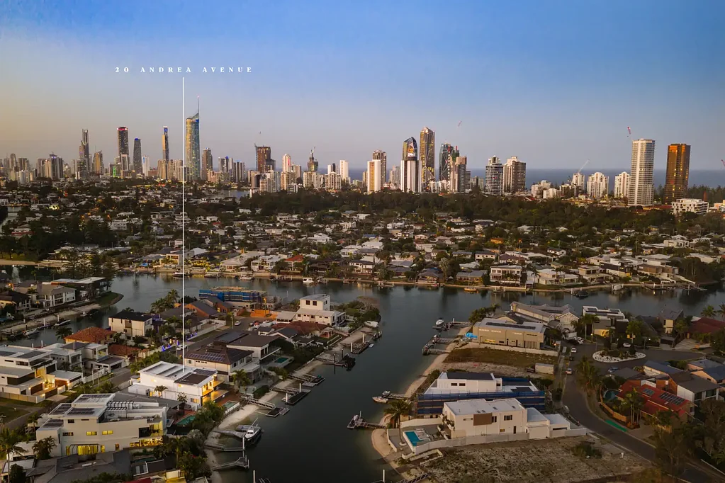 Broadbeach Waters 6ਬੈੱਡਰੂਮ Where Luxury Meets Lifestyle – The Ultimate Modern Family Home.