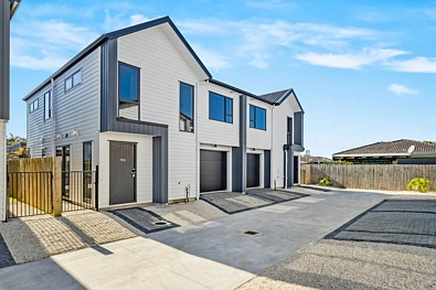 Papatoetoe 4 Bedroom Modern Duplex with Study & Garage!