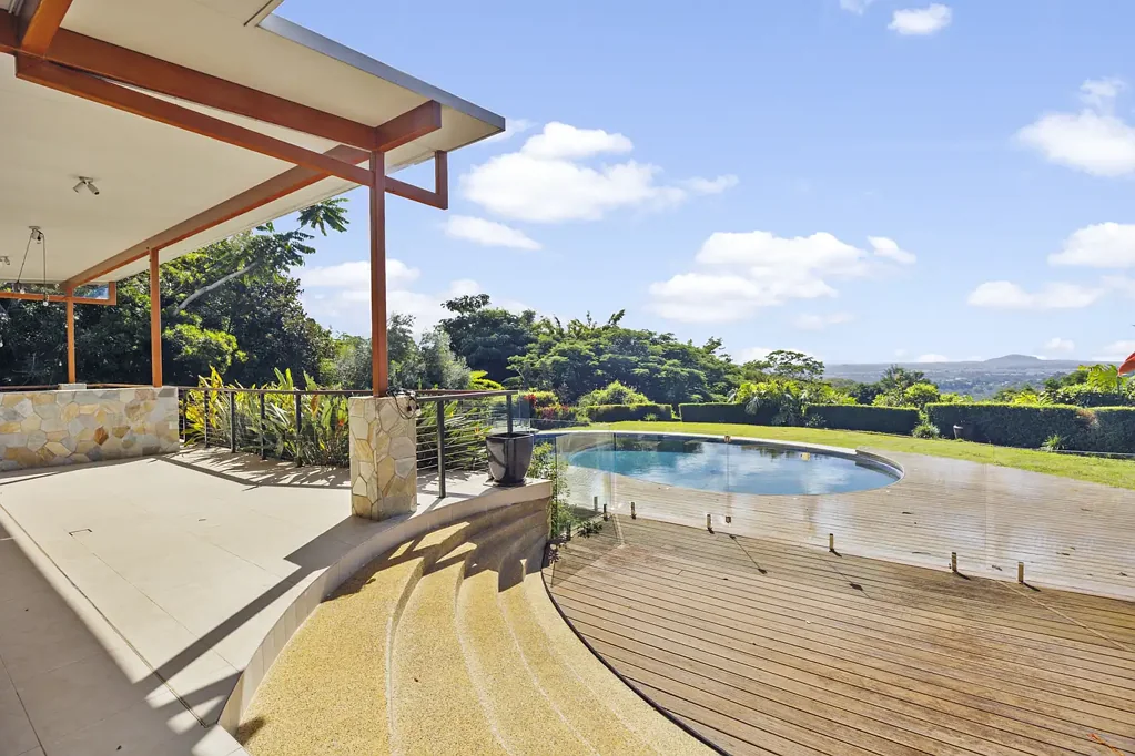 Family Home with Breathtaking Views and Expansive Gardens!