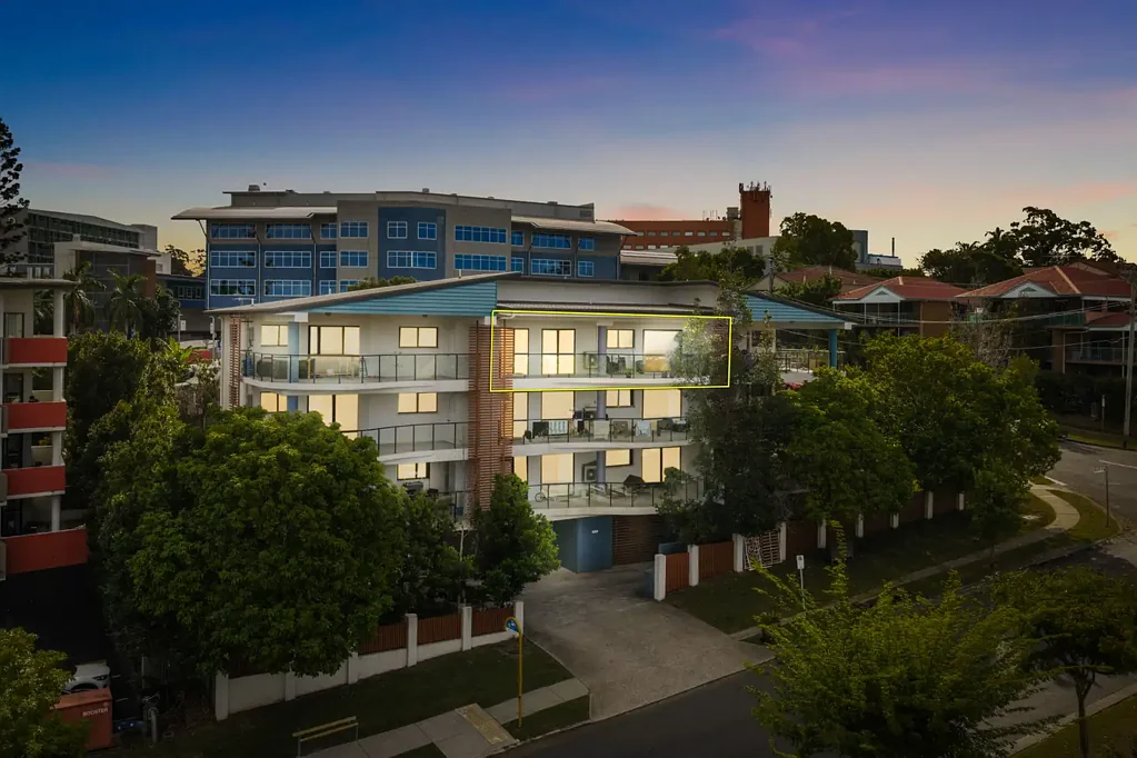 Chermside 2房 2卧2卫顶层公寓 Chermside中心 电梯直达 广阔视野 Prince Charles Hospital近邻 Westfield便捷 公园环绕 精品安全社区 低维护生活 Prime Top-Level Position with Stunning Chermside Views