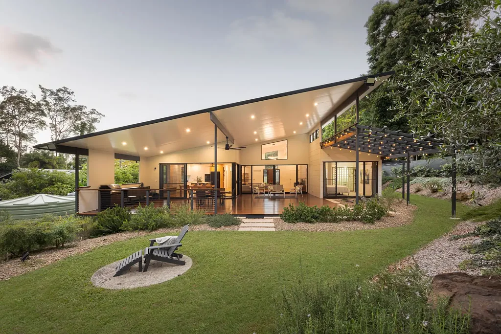 Palmwoods 4 Slaapkamer Elegant Entertainer on One Perfect Acre!