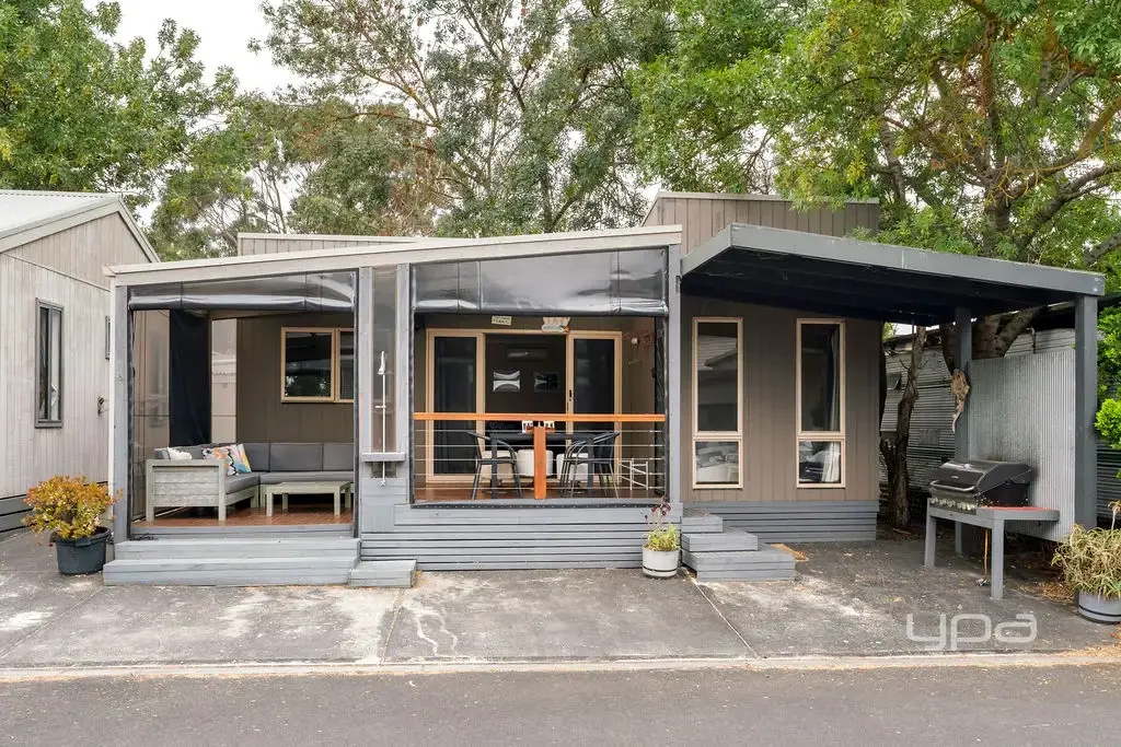 Dromana 2房 海滨度假屋 两卧小屋 开放式布局 宽敞露台 村庄环境 多样设施 步行便利 海滨生活 Coastal Cabin Comfort in the Heart of Dromana