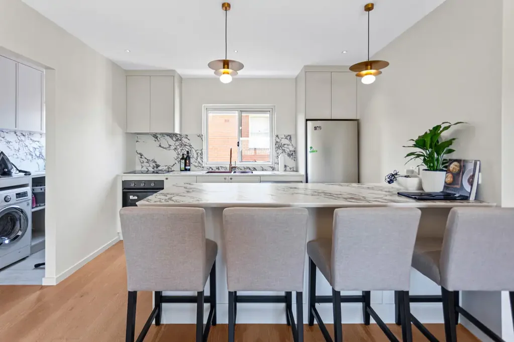 Top Floor Contemporary Living Between The Beach & The Junction