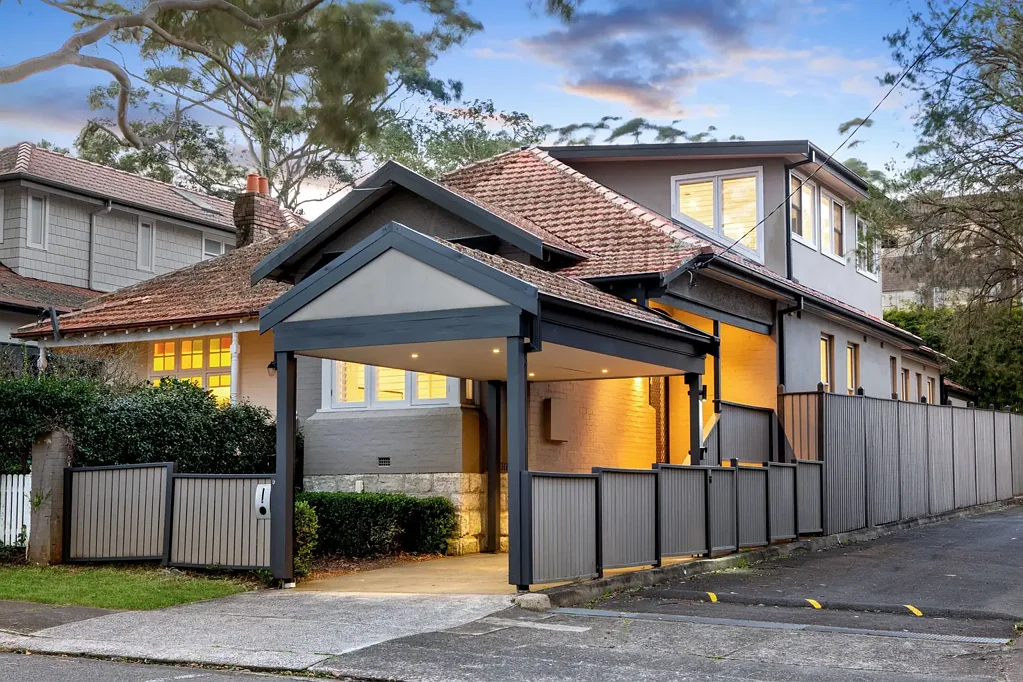 Mosman 3房 街角地块 北向朝后 东向景观 自然光线 设计师装修 开放式布局 娱乐露台 精心花园 舒适家庭生活 精品厨房 燃气电器 博世洗碗机 宁静街道 精品商店 城市交通 优质学校 标志性海滩 Designer Home with Sun-Drenched North-to-Rear Aspect