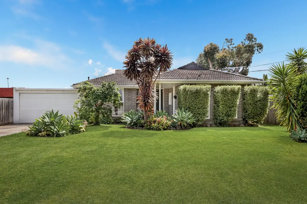 Mulgrave 3ห้องนอน The Brief: Generous 672sqm block with a large backyard and sunny deck