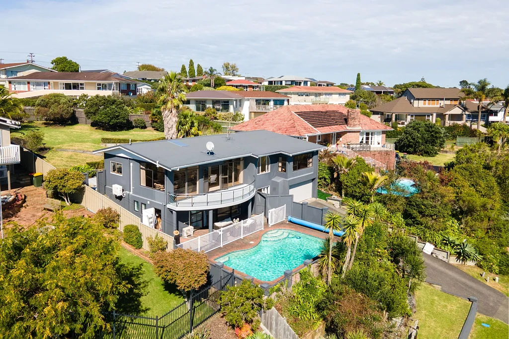 Cockle Bay 3બેડરૂમ Substantial Home with Sea Views on 1060sqm