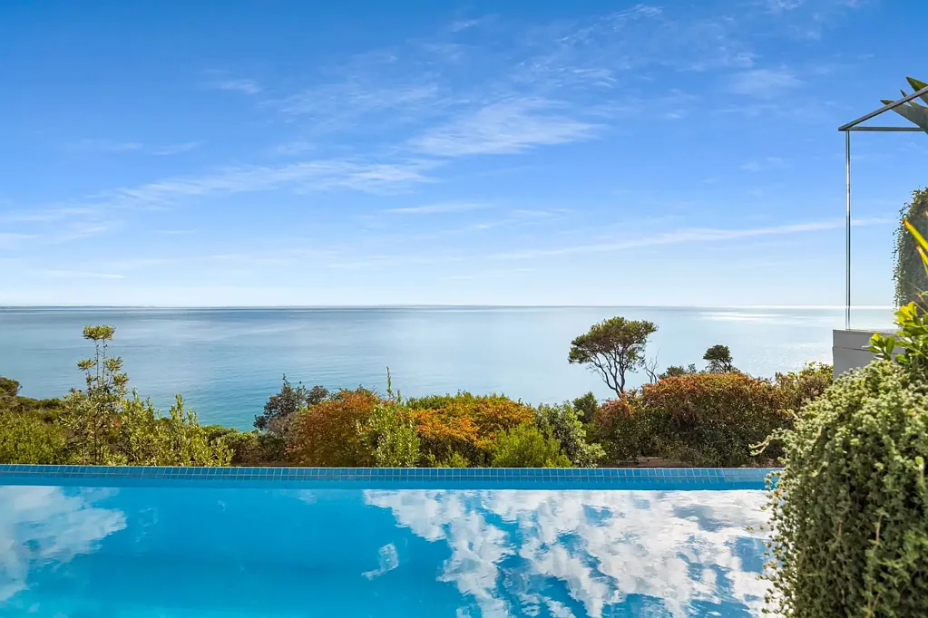 Mount Martha 3 Bedroom ARCHITECTURAL CLIFFTOP MASTERPIECE