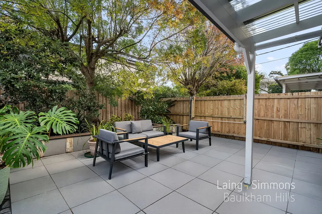 Baulkham Hills 3Zimmer Fully Renovated, Double Brick Townhouse! Original Owner – First Time Ever on the Market