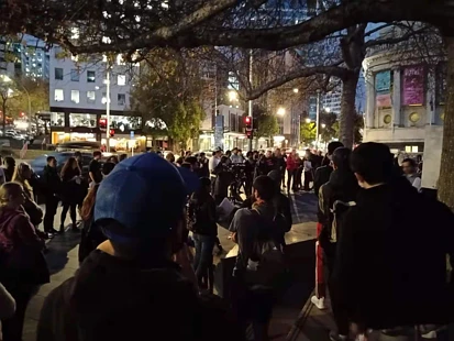 移民门槛太高！这些人不干了！刚刚！奥克兰CBD爆发抗议集会！背后的真相很心酸！