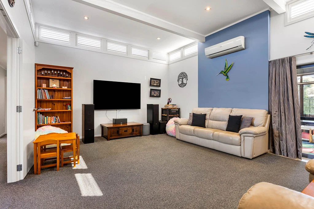 Papakura 4房 1110m²地块，家庭港湾，集空间感、私密性与潜力于一身，靠近火车站/学校！ Hidden Haven on 1,110m²: Space, Privacy, Potential
