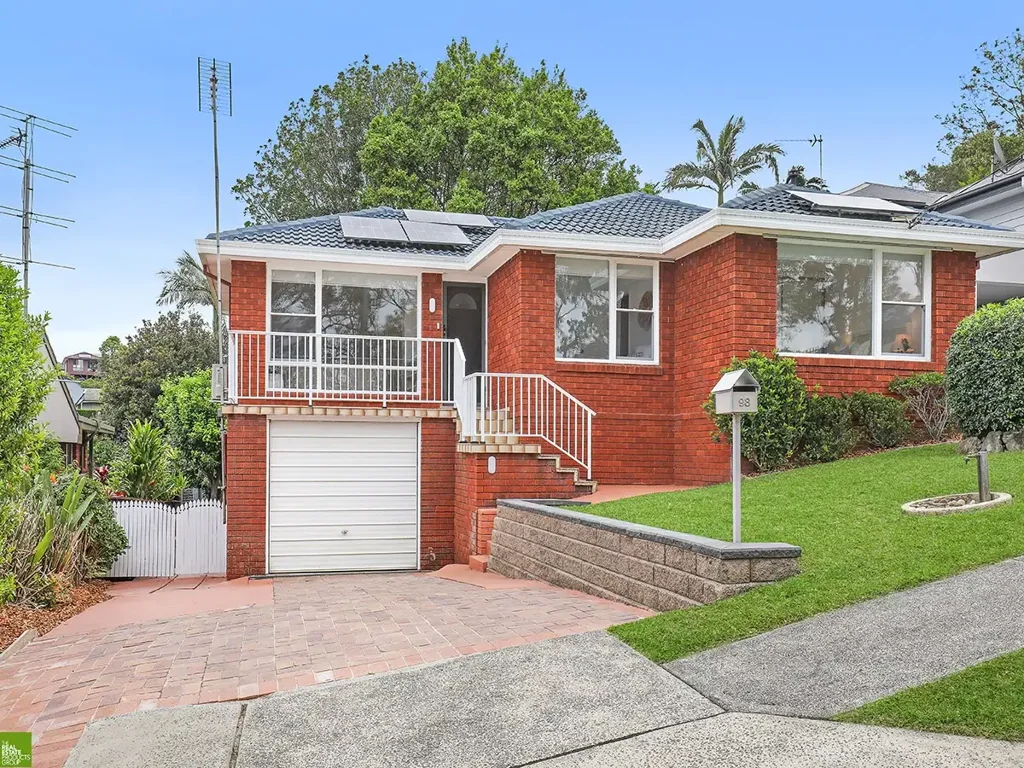 Figtree 3房 Nareena对马路学校 三卧带内置衣柜 翻新浴室 北向起居区 全屋木地板 宽敞厨房 开放式家庭室 成熟花园 底层车库工作室 SOLD by Scholtens Property - Marketing Your Property Properly, Since 2001.