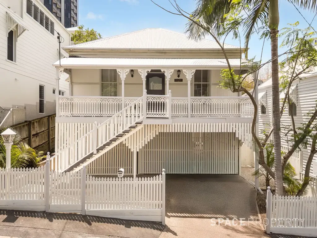 Spring Hill 5房 Queensland风格住宅 高挑立面木雕 现代厨房granite台面 双居住潜力 步行可达Grammar schools&Roma Street Parklands Elegant Queenslander with Dual-Living Potential in the Heart of Spring Hill