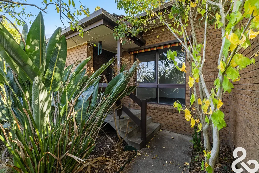 Light-Filled & Spacious 2-Bedroom Unit in Prime Rosanna Location!